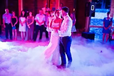 Brautpaar beim Hochzeitstanz im Bodennebel