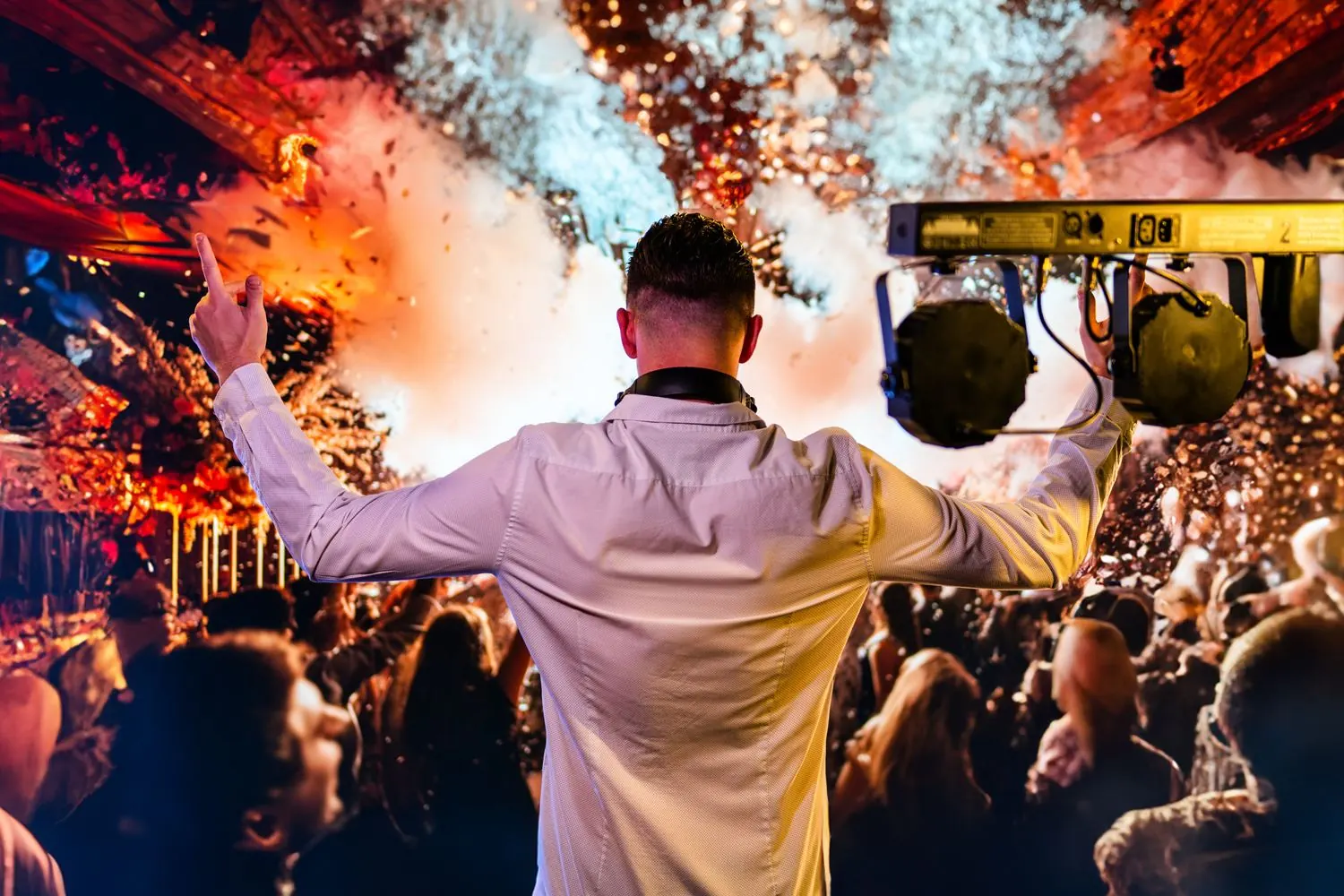 Hochzeitsparty mit Konfetti und Nebel, DJ Nick Baumgarten am Pult