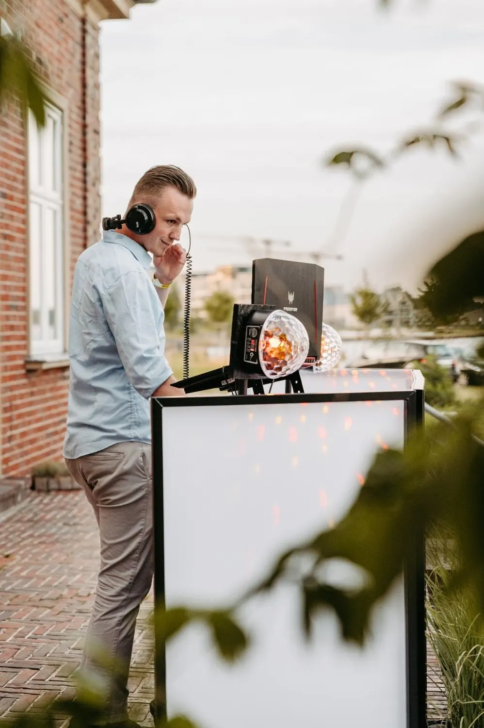 DJ Nick Baumgarten an seinem mobilen DJ-Pult im Außenbereich
